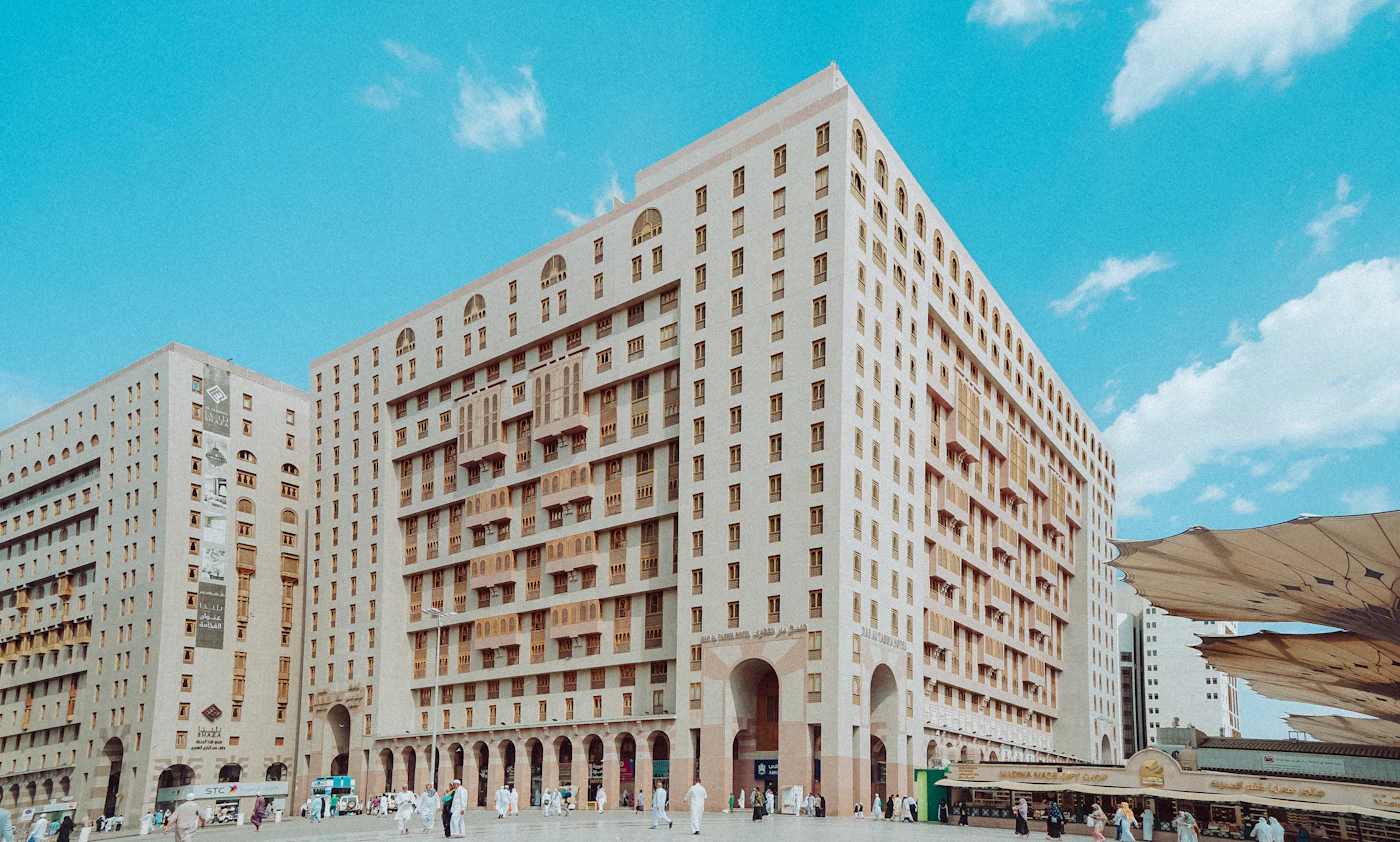 Hotel- en appartementengebouwen naast het plein van Masjid an-Nabawi