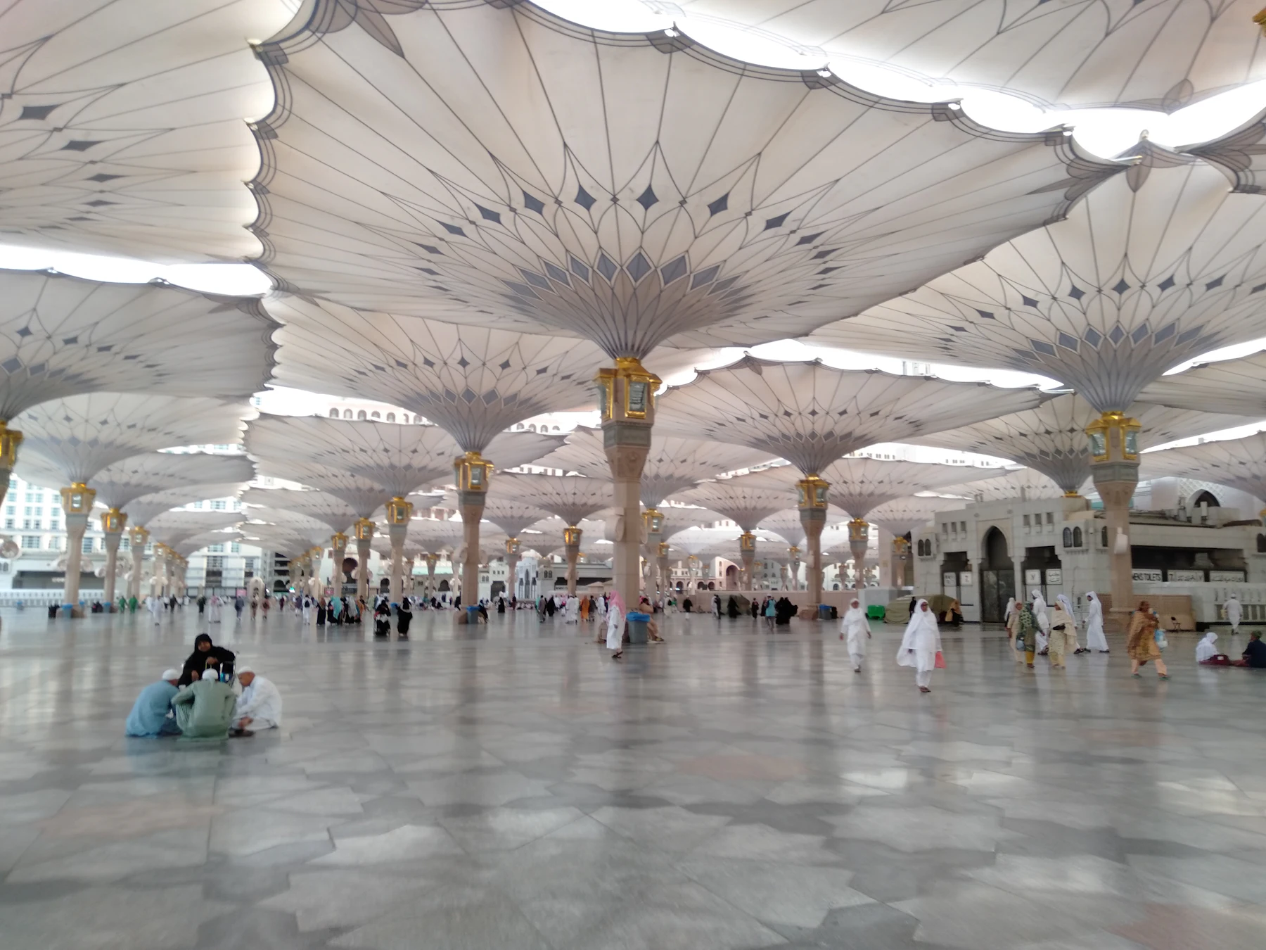 De grote witte parasols op het plein van Masjid an-Nabawi