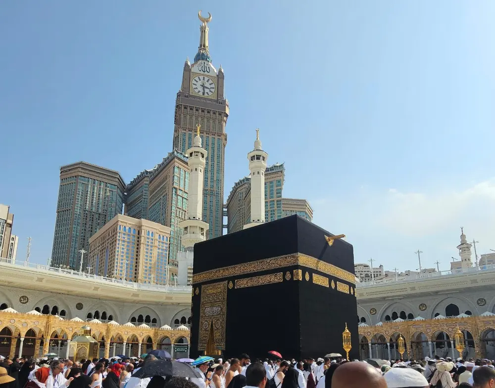 De Ka'bah en de klokkentoren in Mekka, gefotografeerd tijdens Umrah