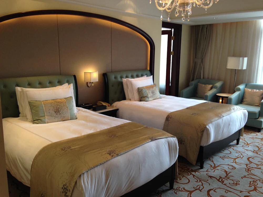 Luxe kamer met twee bedden en een zithoek